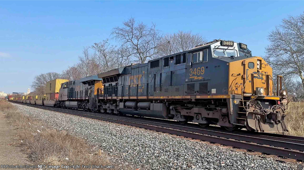 CSX 3469 leads I135.